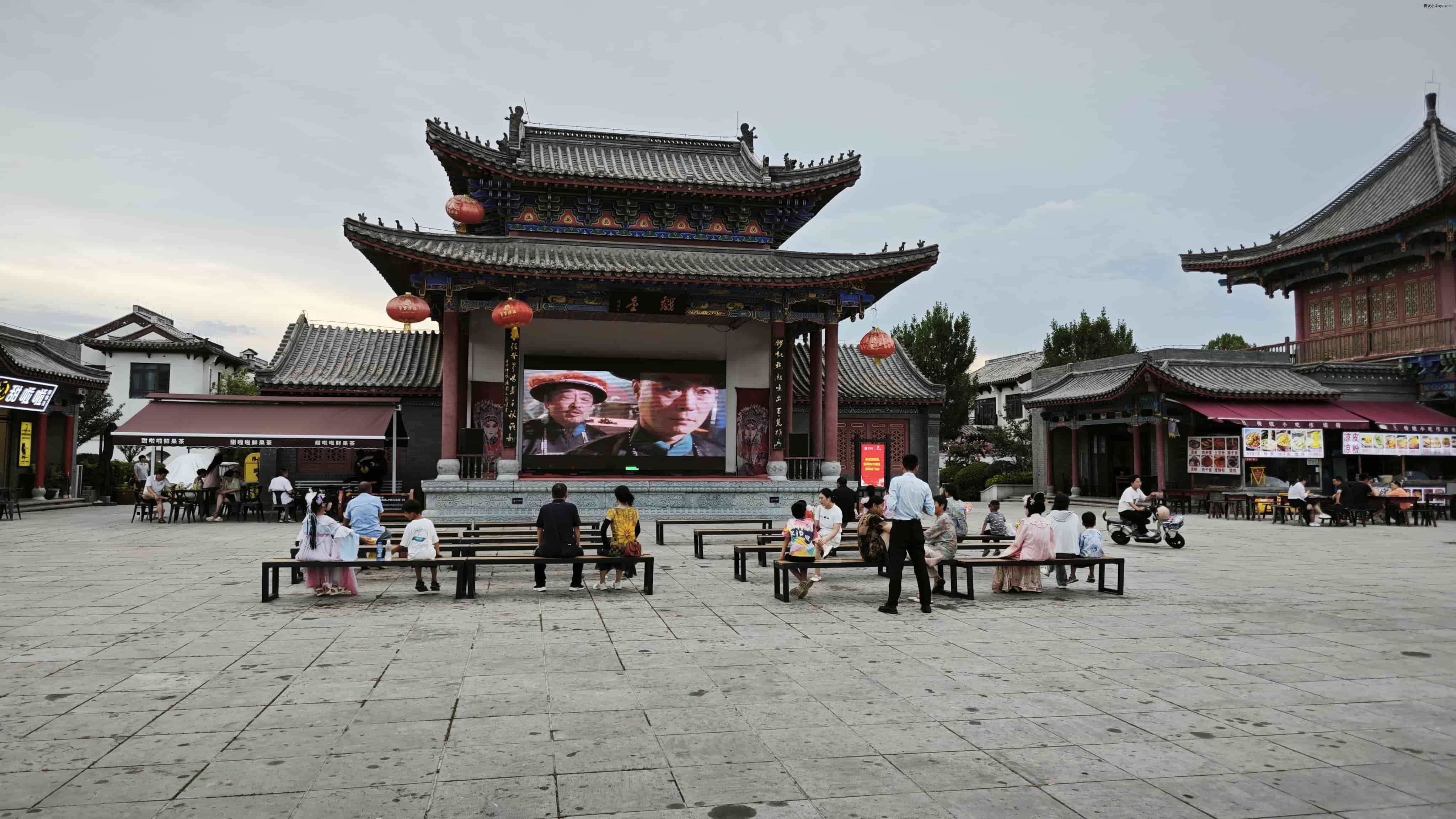 皇家驿站小吃街-小吃广场.jpg